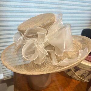 Elegant Cream Hat with Ribbon Accent
